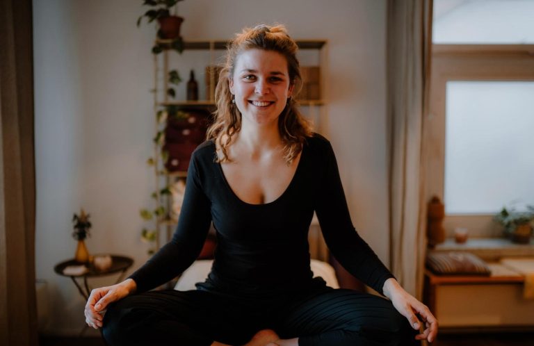 Eine Gewürzbox mit acht kleinen Behältern, gefüllt mit verschiedenen Gewürzen.