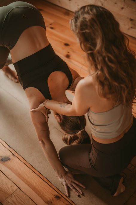 Yoga Lehrer Olpe – Yogalehrerin assistiert bei der Ausführung einer Asana