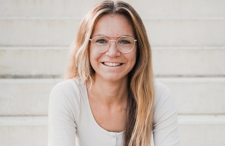 Eine Gewürzbox mit acht kleinen Behältern, gefüllt mit verschiedenen Gewürzen.