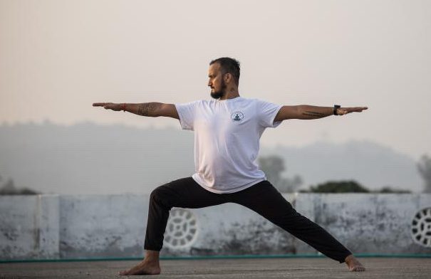 Eine Gewürzbox mit acht kleinen Behältern, gefüllt mit verschiedenen Gewürzen.