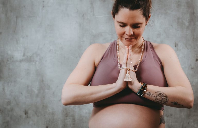 Ayurveda in Olpe Eine Gewürzbox mit acht kleinen Behältern, gefüllt mit verschiedenen Gewürzen.