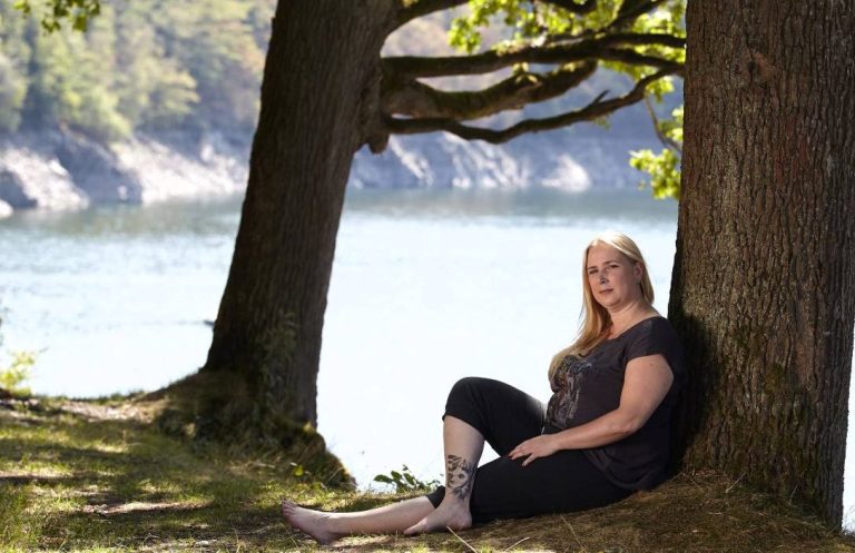 Eine Gewürzbox mit acht kleinen Behältern, gefüllt mit verschiedenen Gewürzen.