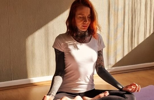 Eine Gewürzbox mit acht kleinen Behältern, gefüllt mit verschiedenen Gewürzen.