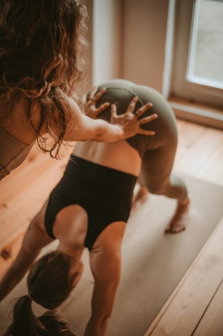 Yoga Studio Olpe – Teilnehmerin im Herabschauenden Hund bei einer Yogastunde