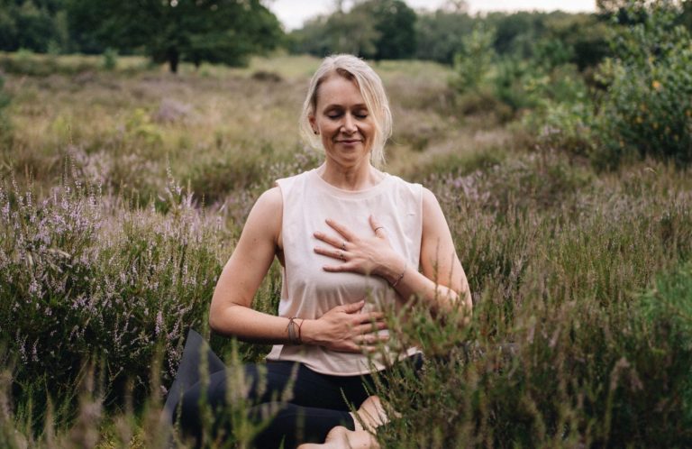 Ayurveda in Olpe Eine Gewürzbox mit acht kleinen Behältern, gefüllt mit verschiedenen Gewürzen.
