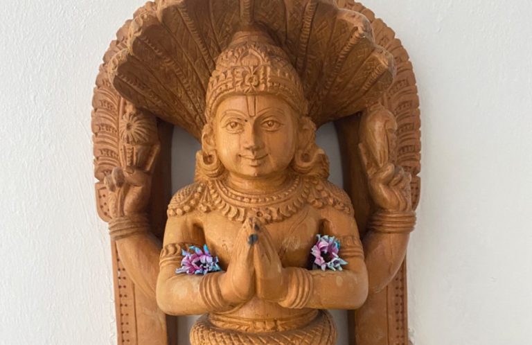 Eine Gewürzbox mit acht kleinen Behältern, gefüllt mit verschiedenen Gewürzen.