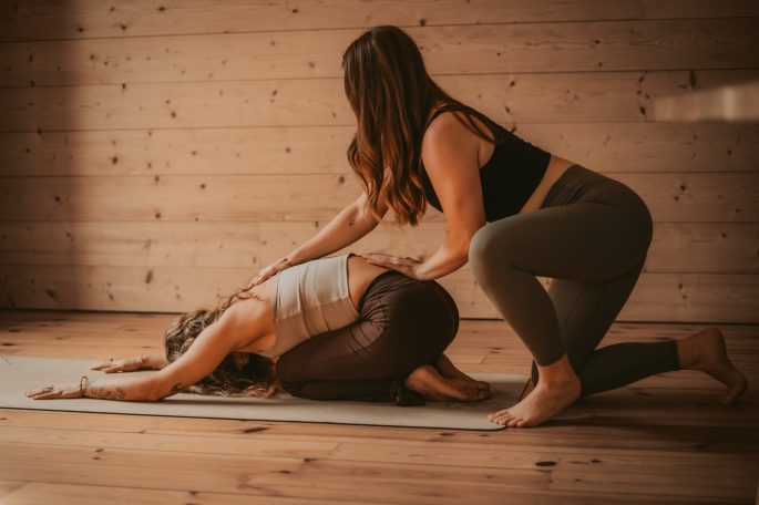 Yoga Olpe – Teilnehmerin in der Kindeshaltung während der Yogastunde